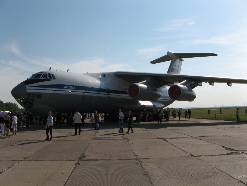 ил-76мд большой войно-транспортный самолёт