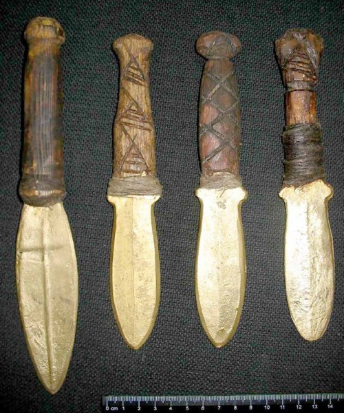 Бронзовые ножи найденные в захоронении 1950-е годы на месте гаражей з-да Гидростальконструкция