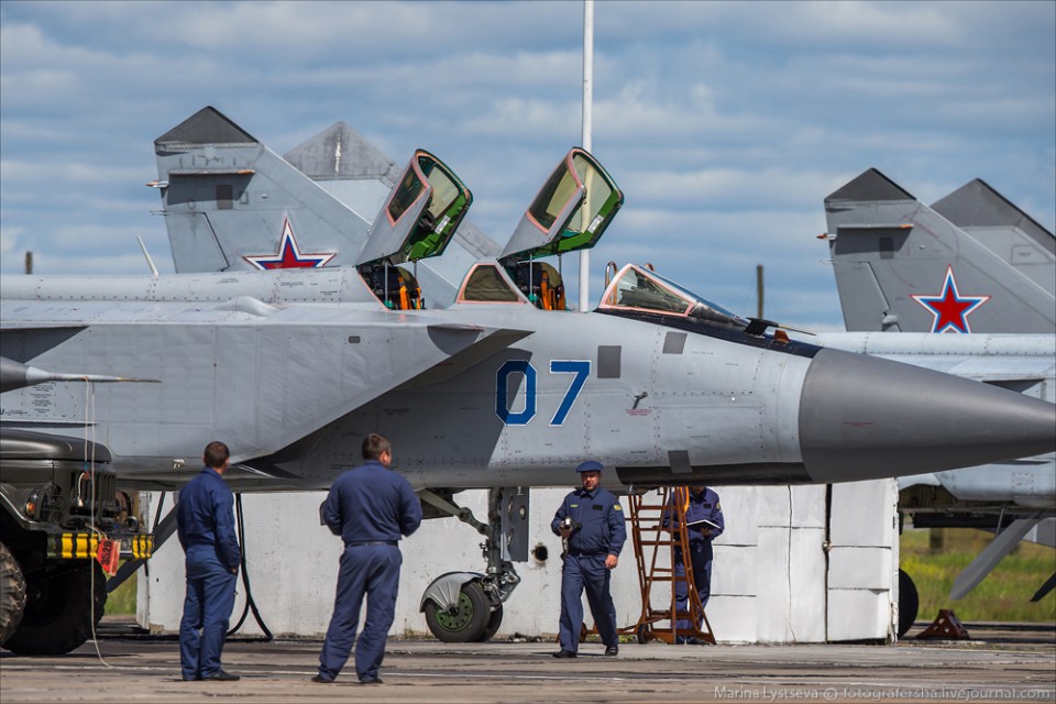 Техники готовят борт к вылету а в это время на стоянку после тренировочных полетов заруливают МиГ-29 Стрижи.
