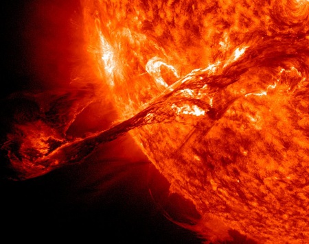 Вспышка на Солнце может вызвать магнитную бурю под Новый год