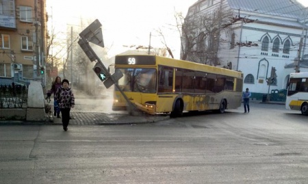 В Перми пассажирский автобус протаранил светофор