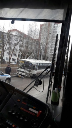 В Орджоникидзевском районе произошла авария с участием автобуса