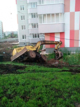 На Вышке-2 в Перми экскаватор провалился в яму