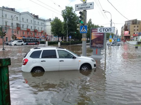 Центр Перми затопило водой после ливня