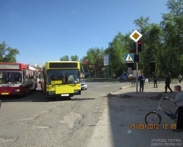 Автобус на Гайве сбил второклассника 16 мая 2012 года
