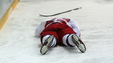 В Перми хоккеист-ветеран скончался прямо во время игры