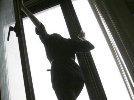 В Перми девочка пыталась выбраться через окно общежития и сорвалась с 4 этажа