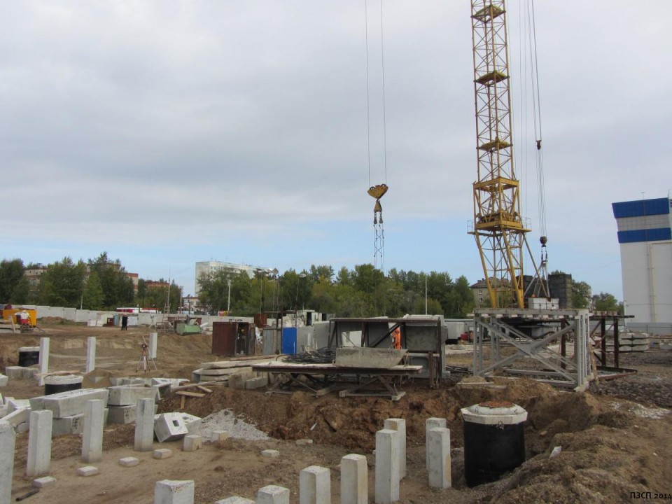 Начало строительства Сентябрь 2014 Писарева 29б установлен кран