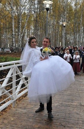 Невеста с женихом в парке Чехова