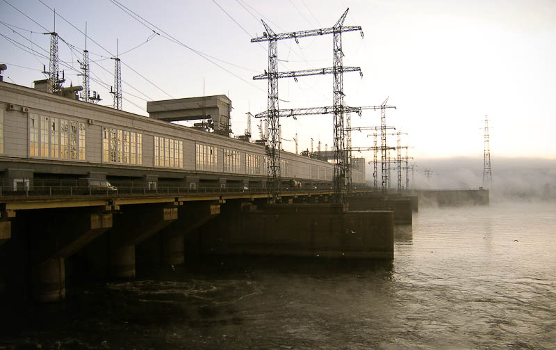 Камская ГЭС, тихим летним утром
