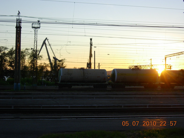 07 Июль 2010 - 21-02. Позавчерашний закат на станции Левшино.за цистернами виднеются краны порта Левшино