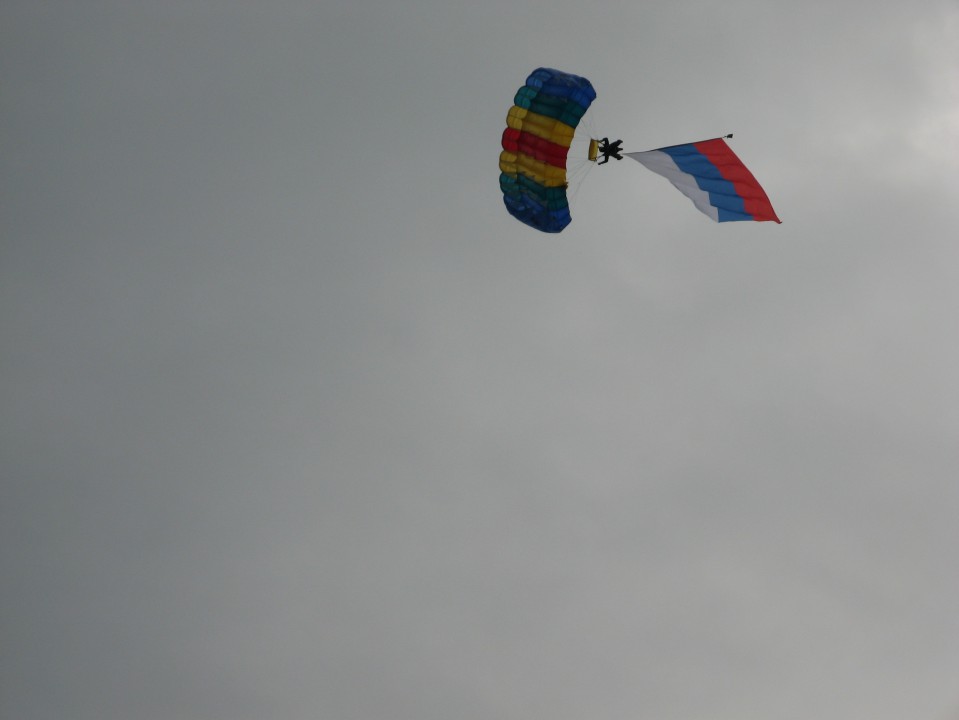 парашютист с флагом России