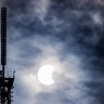 Фото затмения в Перми на фоне вышки