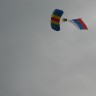 парашютист с флагом России