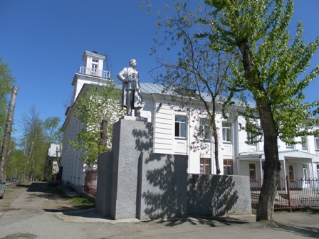 Школа 104 и памятник А.М.Горькому